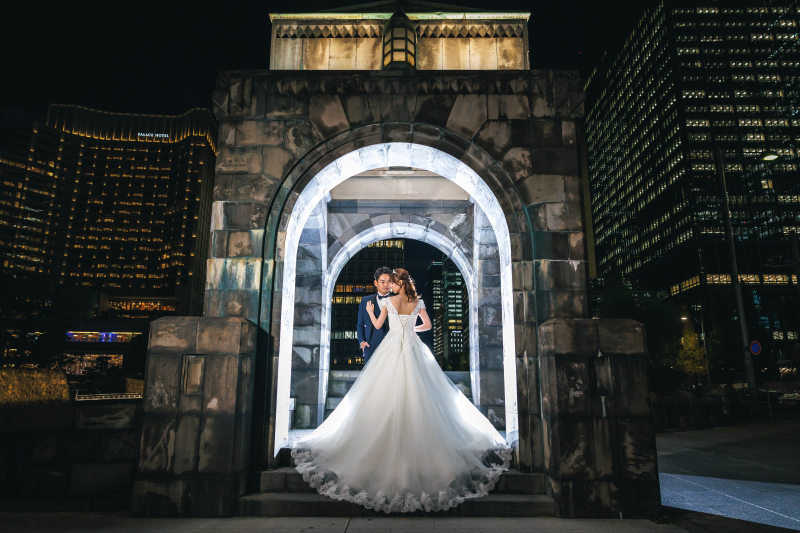 石造りのアーチ門の中で向き合う前撮り