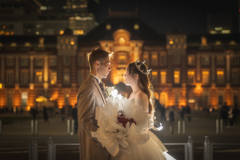 ブーケを手に向き合う夜の誓