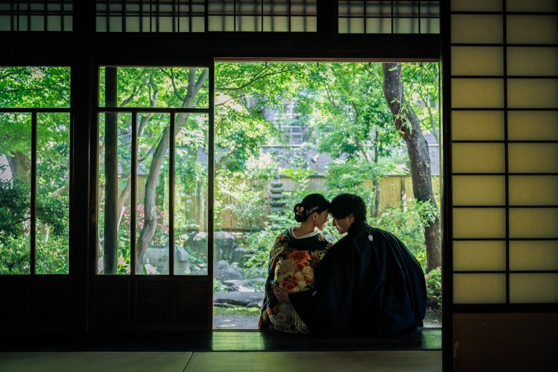 光を背にした静かな向き合い