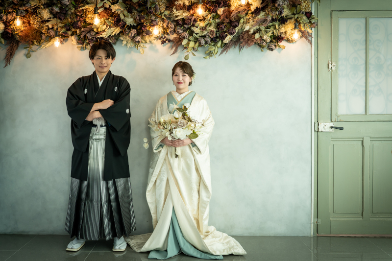 花の下に並ぶ白無垢とブーケの凛さ