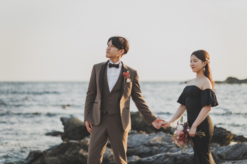 海辺の手つなぎデート