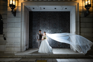 歴史と光に包まれて、洋装で叶えるナイトロケーション前撮り