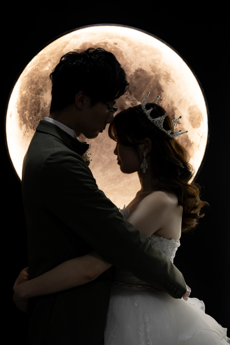 月をバックに特別な一枚を