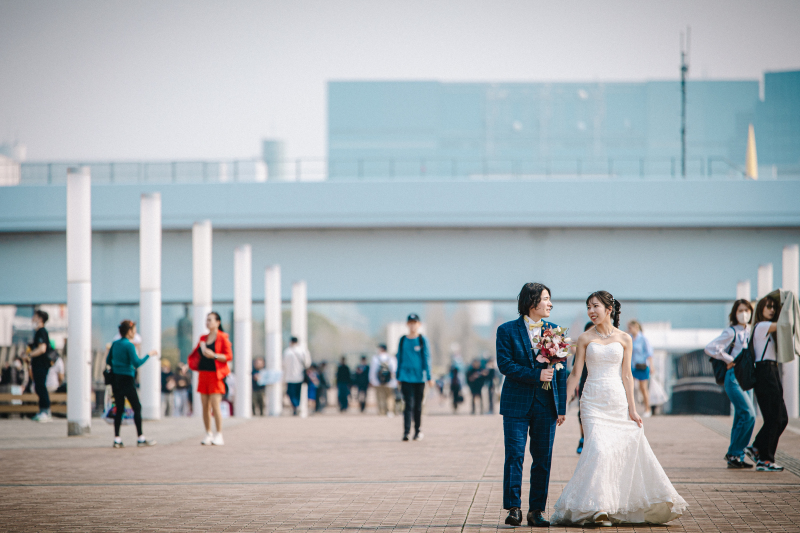 笑顔で歩く青空日和