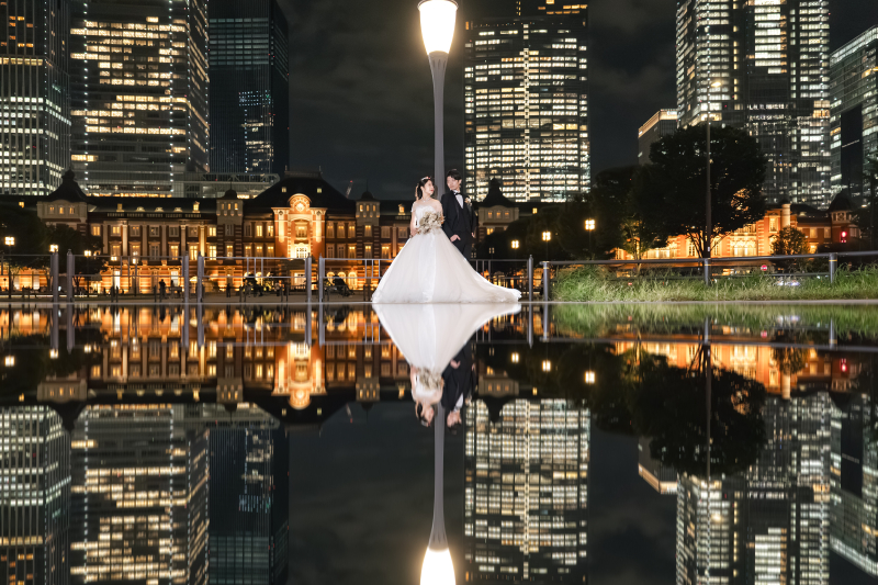 夜景と水面に向くふたりの姿