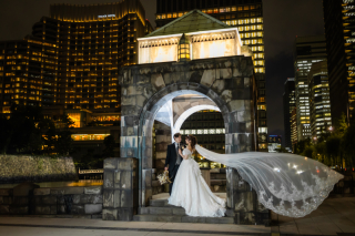 丸の内の街並みにとけこむ、上品でドラマチックな洋装ナイトフォト