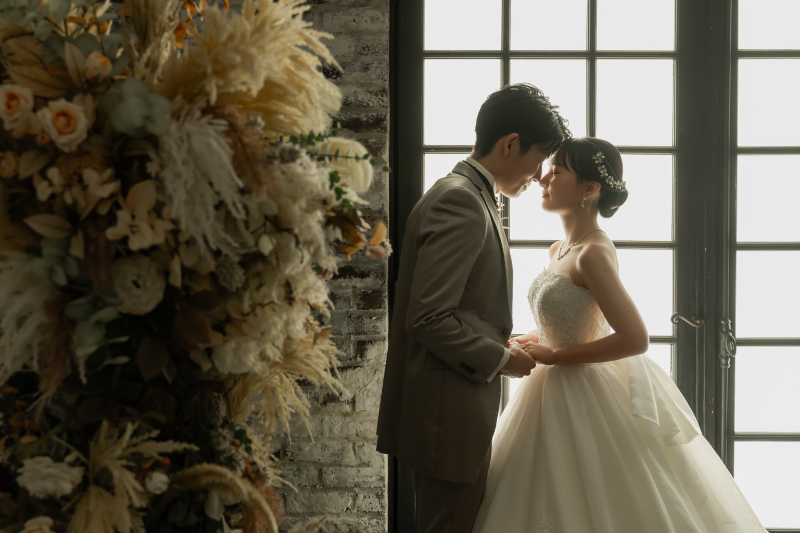 窓の光の中でおでこをそっと合わせた瞬間