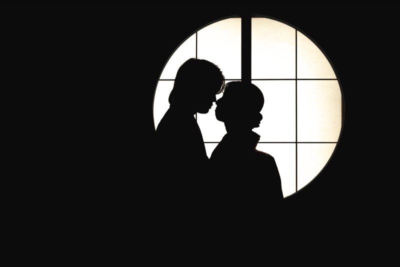向き合う影に生まれるしずけさ