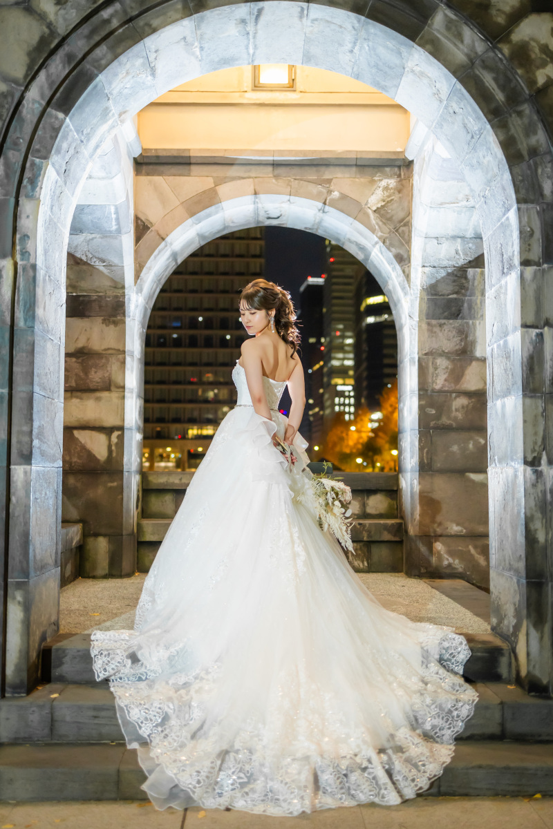 階段を使ってドレスの魅力を…