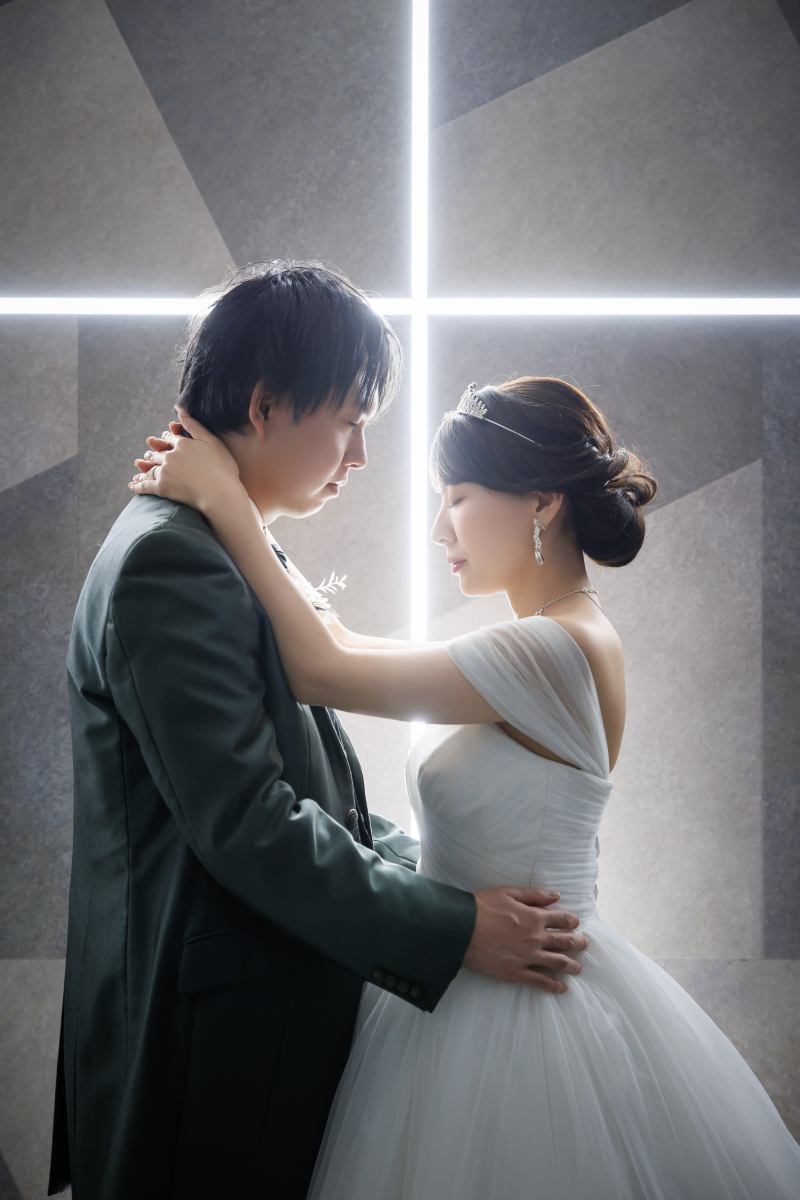 グレースーツとドレスが向き合う静かな光