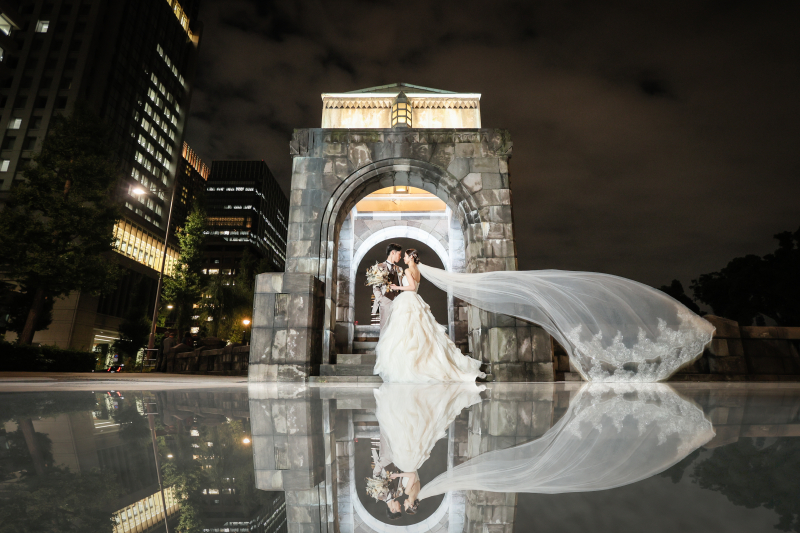 ベールが広がり形を描く配置