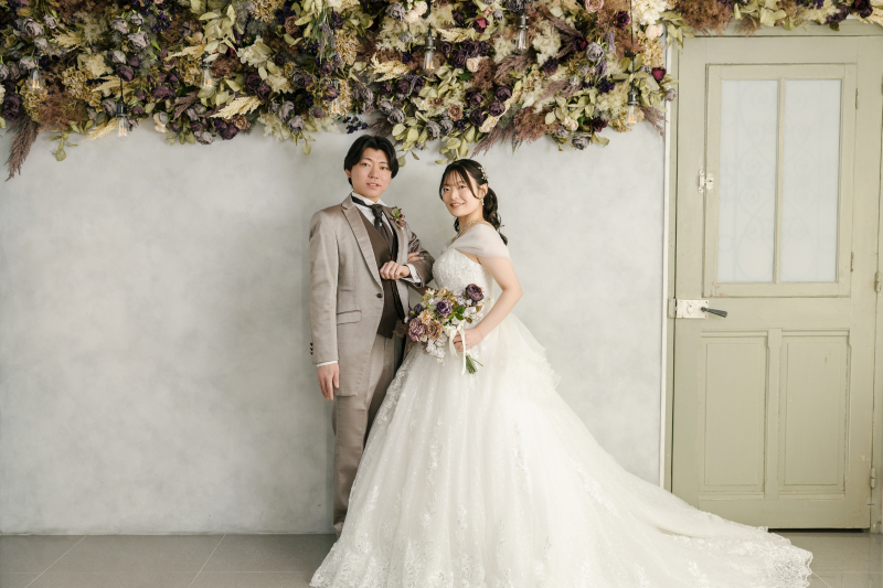 白いドレスとナチュラルスーツの対比