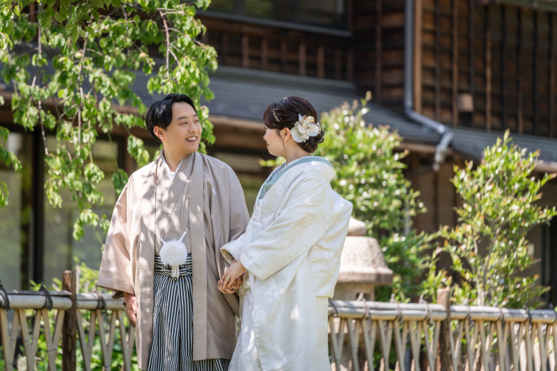 手をつないで交わすやわらかな視線