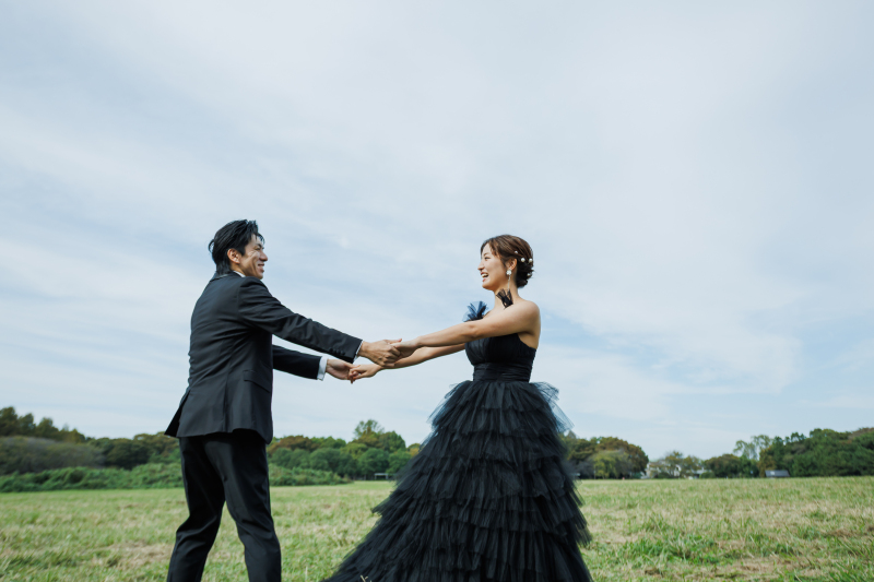 両手を繋いで笑い合う開放感