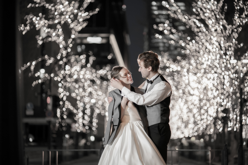 そっとジャケットをご新婦様へ