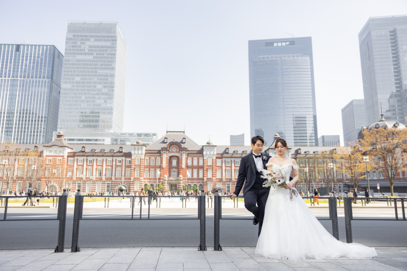 柵に腰掛けてのポージング♪