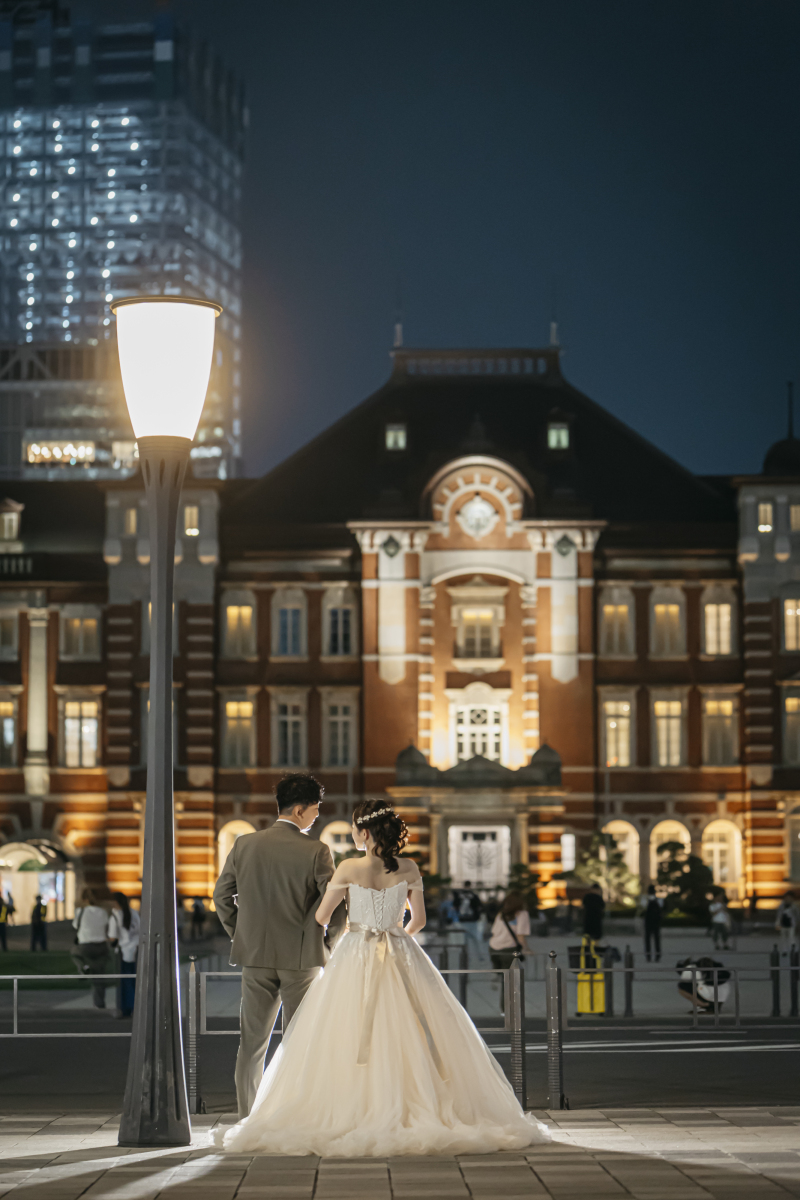 お二人の後ろ姿でロマンティックな1枚に