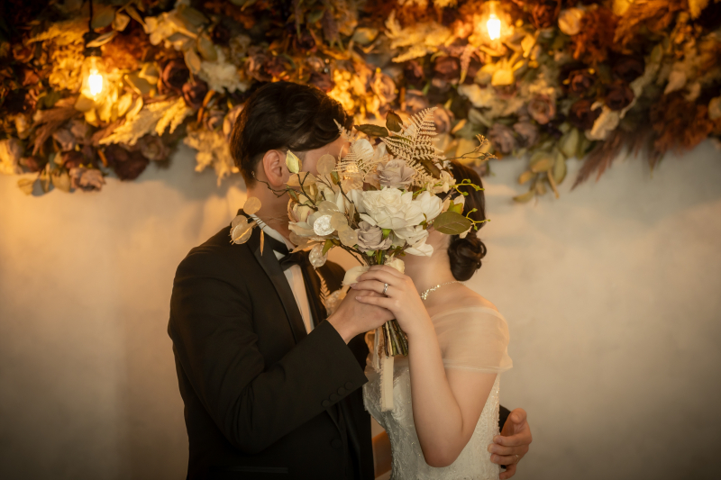 ブーケを胸に抱えた幻想的な表情