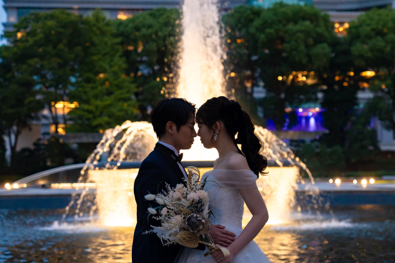 噴水を背に顔が近づく