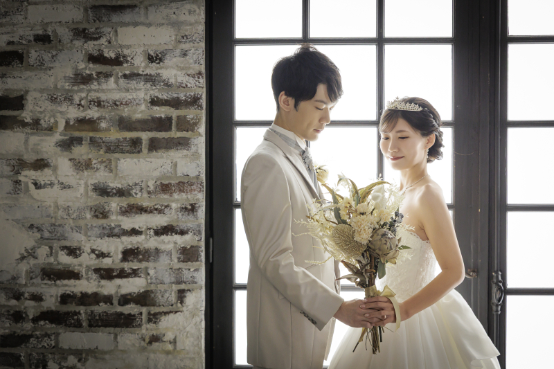 窓辺に立つふたりの静かな距離