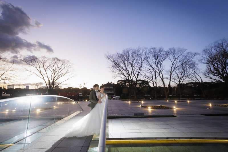 夕暮れに溶け込む、運命のドレス