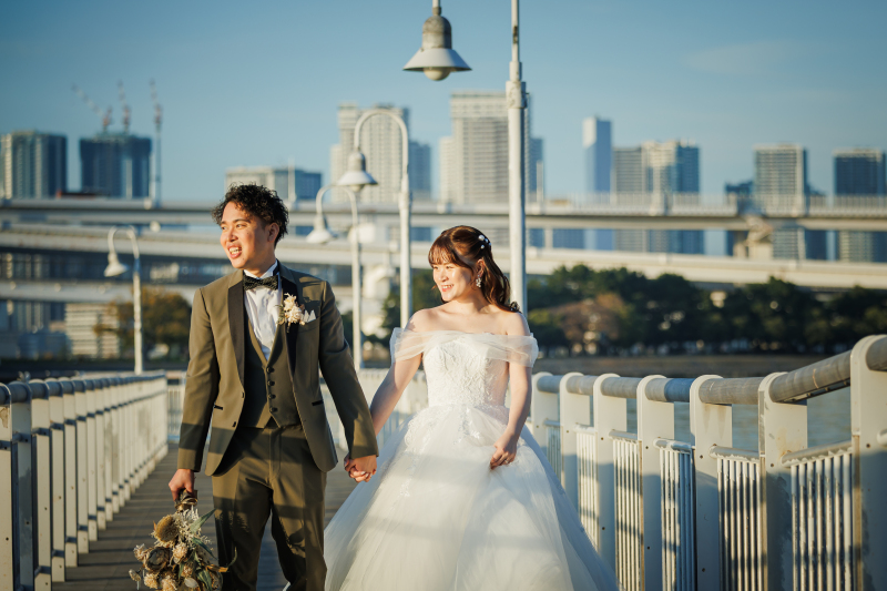 笑顔あふれる橋の上の歩幅