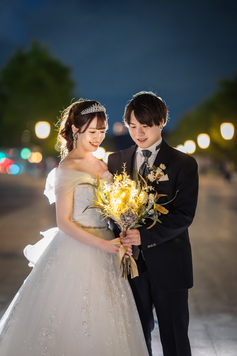 ブーケを囲む新郎新婦様の視線