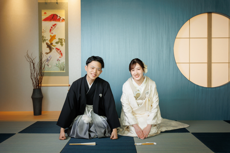 和室でお辞儀カット