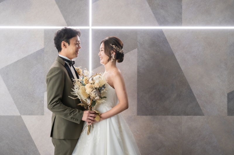 視線が弾むふたりの室内シーン