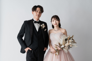 白背景スタジオでシンプルに。洋装2着×昼ロケの期間限定フォトプラン