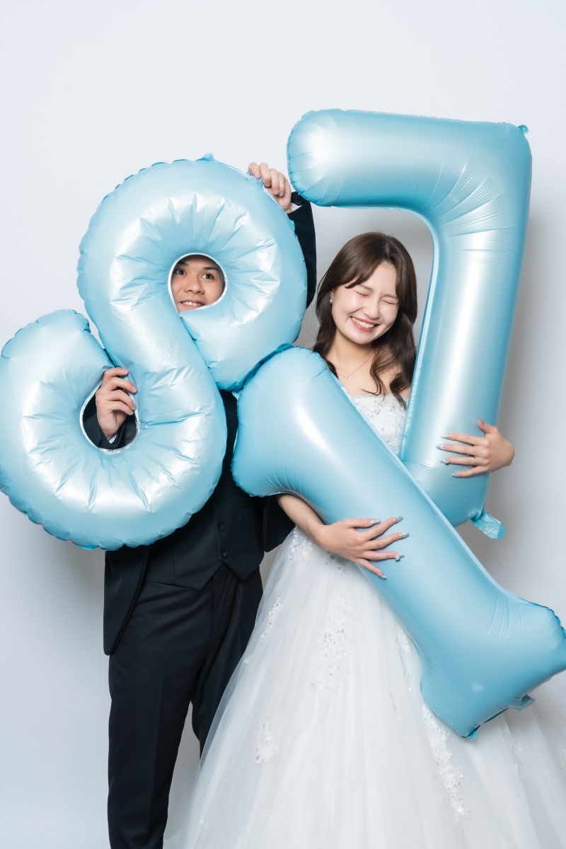のぞいておどける無邪気な笑顔