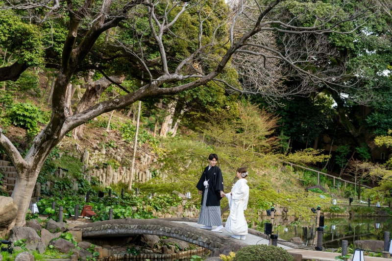 石橋の上で手を繋ぐやわらかな佇まい