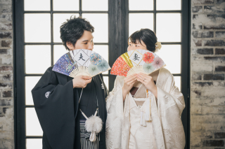 和傘や扇子を手にふたりの和装姿を残す特別なスタジオ撮影
