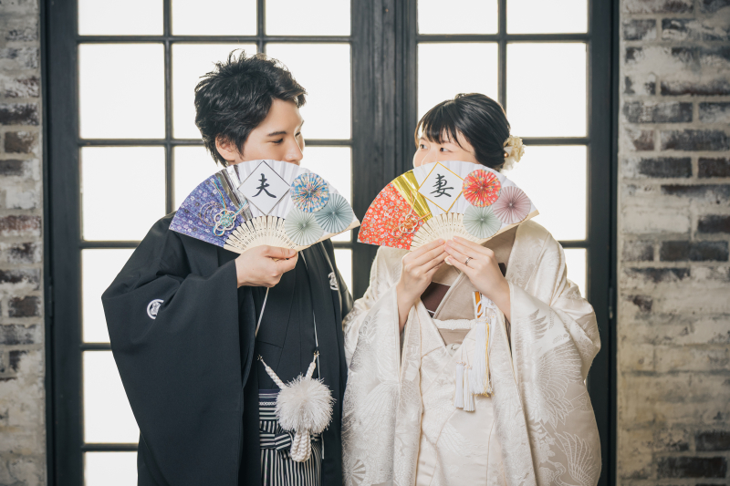 和傘や扇子を手にふたりの和装姿を残す特別なスタジオ撮影