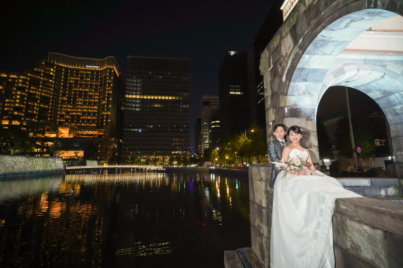 水面に反射するビルの灯り