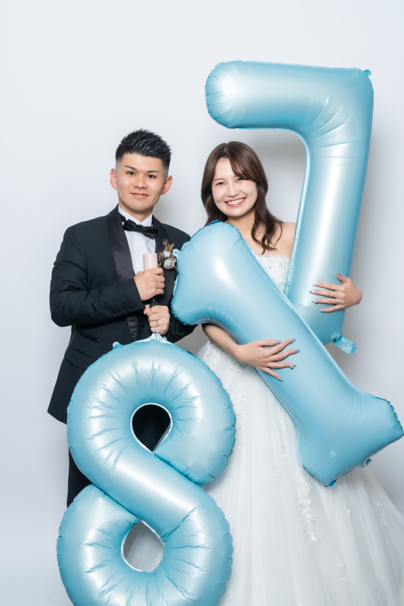 バルーンを抱えて弾ける笑顔