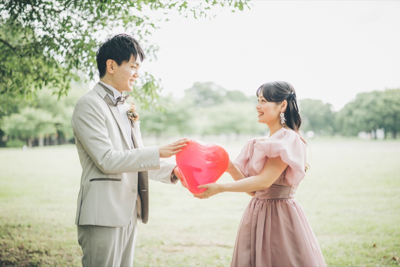 向かい合って交わす笑顔
