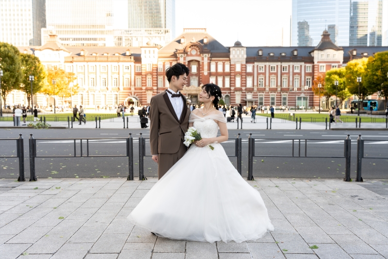 夕光の中で互いに顔を向け合う凛としたふたり