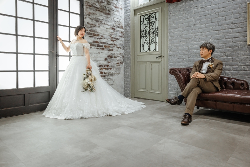 窓辺に立つドレス姿と見つめる新郎様