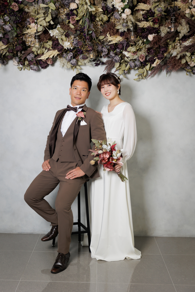 装花背景で椅子に腰掛けて撮影