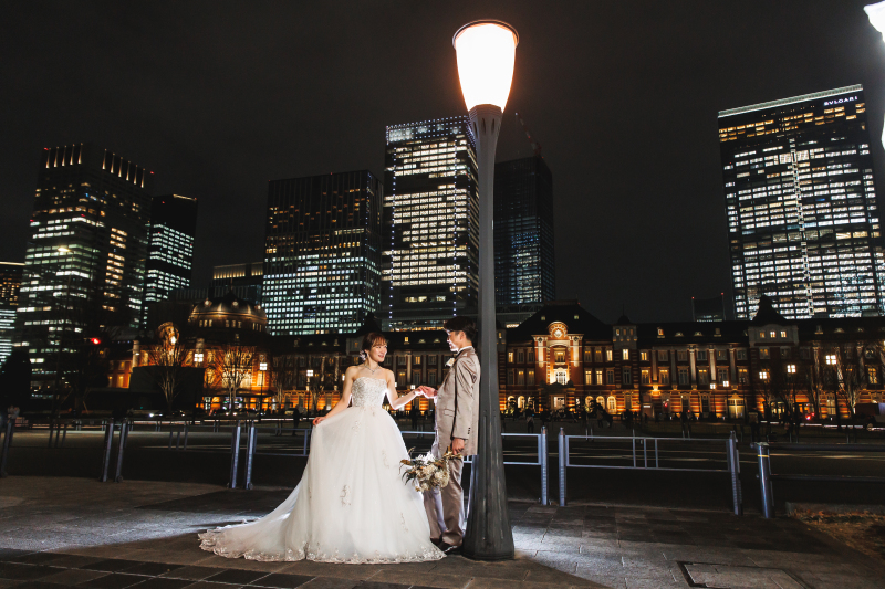 街灯の灯りがふたりを包む