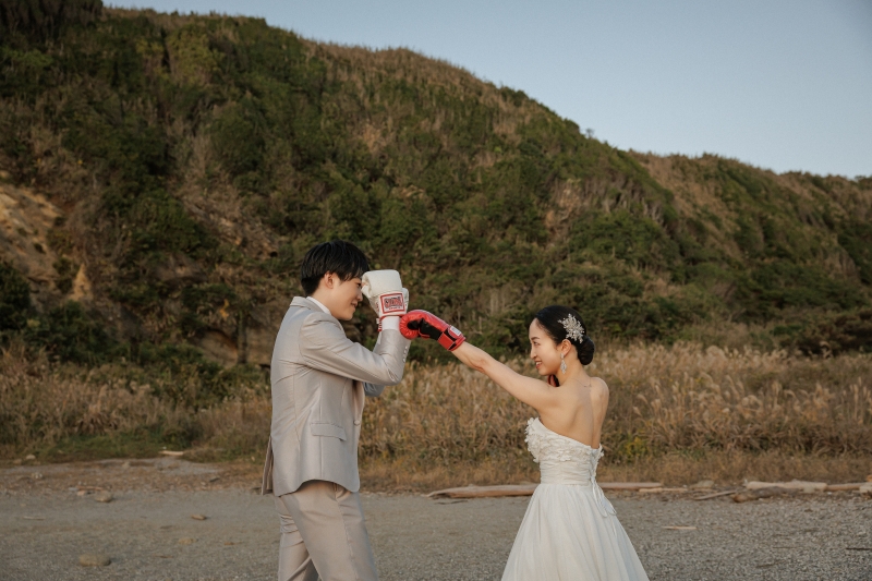 グローブをはめて笑い合うふたりの時間