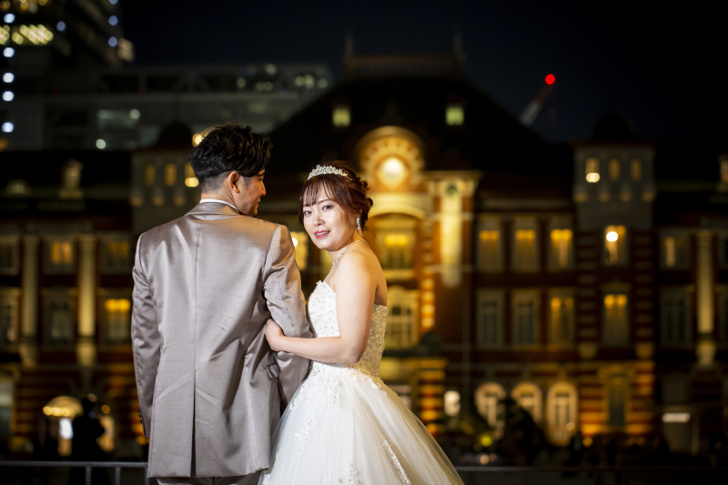 東京駅舎を背景に