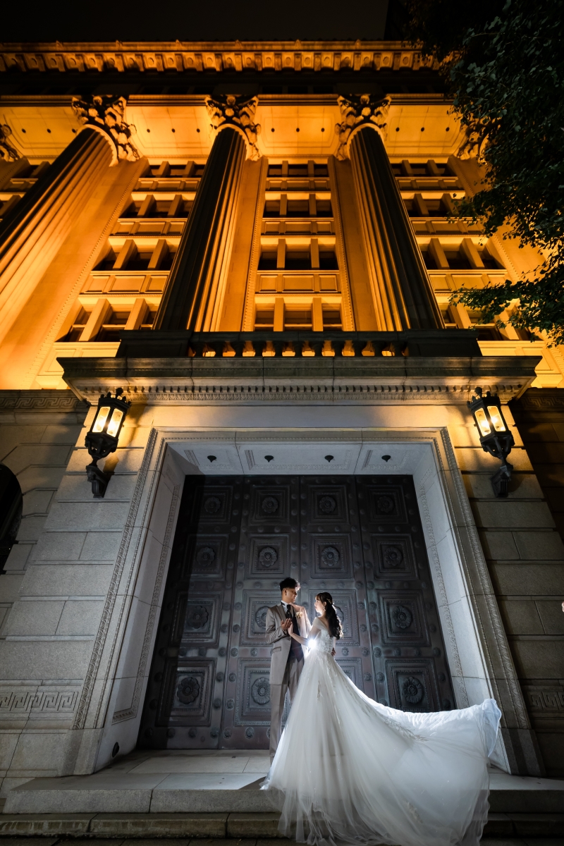 裾が後方へ流れて形を描く配置