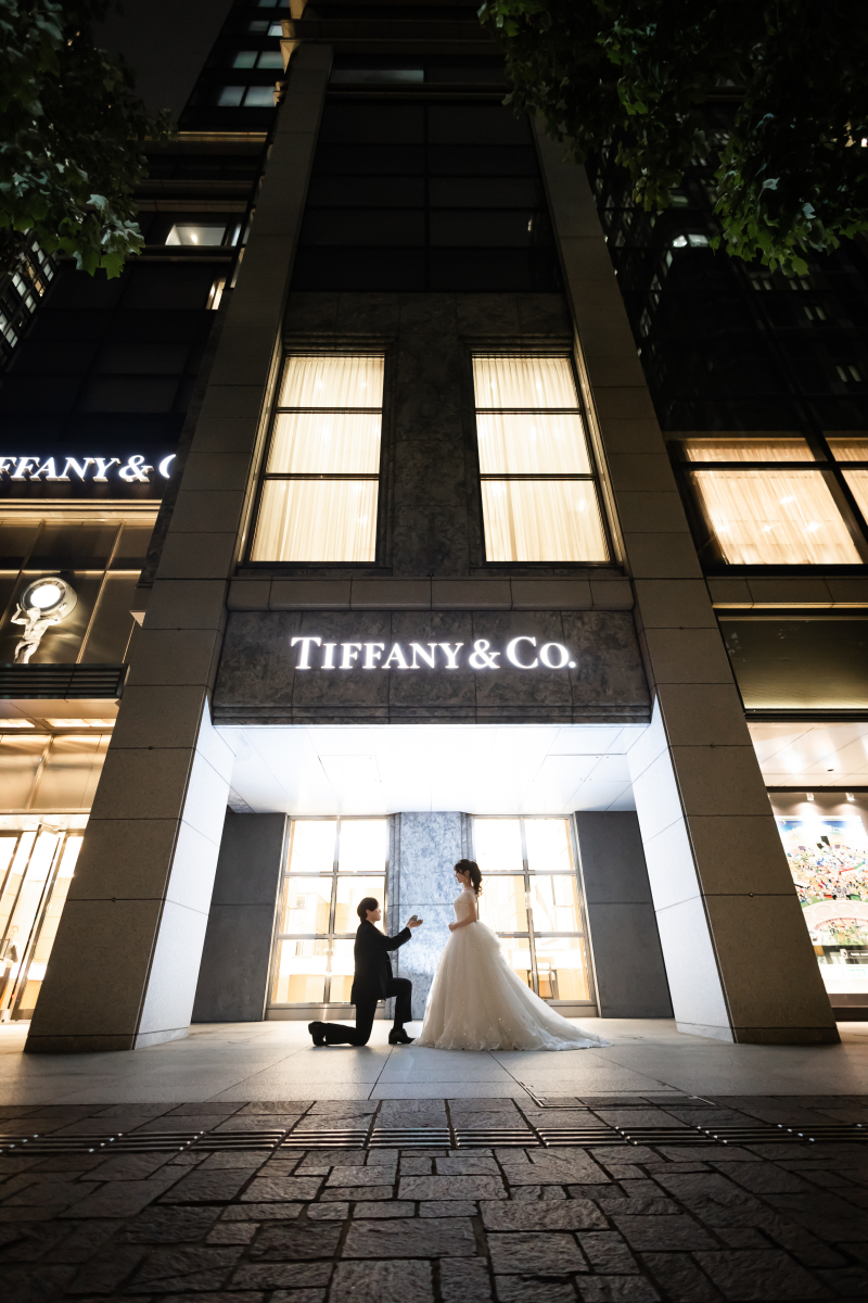 建物前に立ち夜景が広がる瞬間