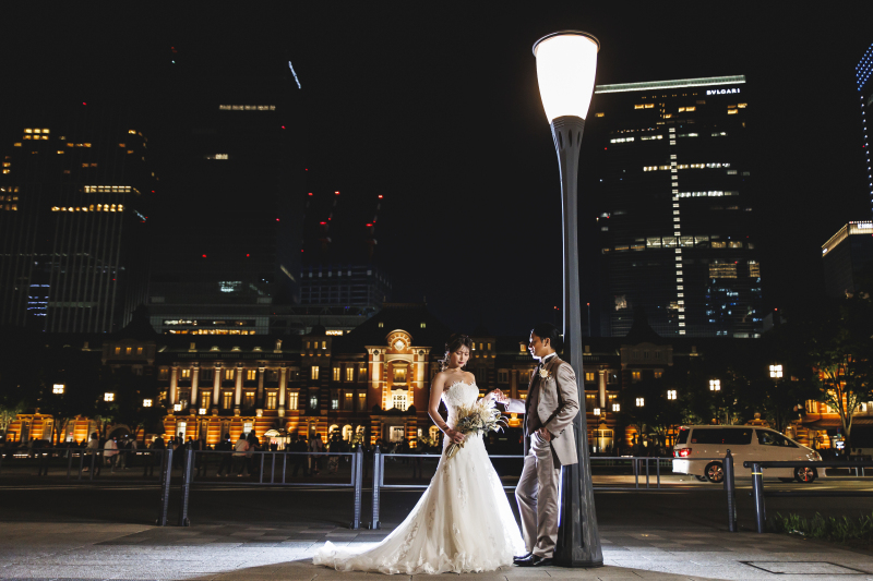 街灯と駅舎とビルと