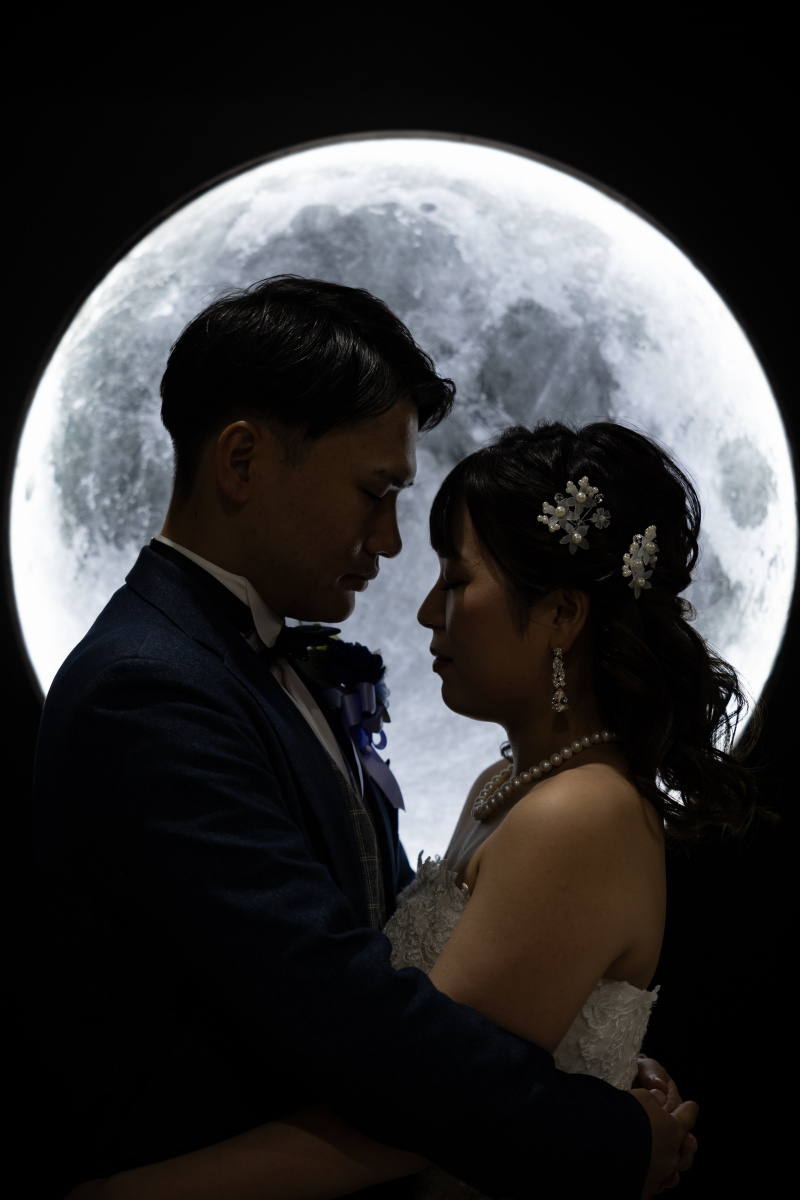 月を背景にして