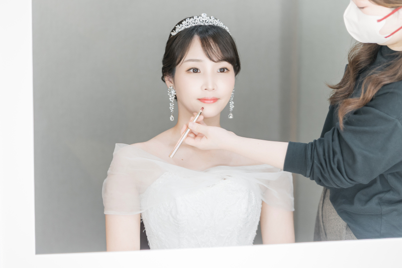 リップを仕上げる筆が花嫁の表情を完成させていく