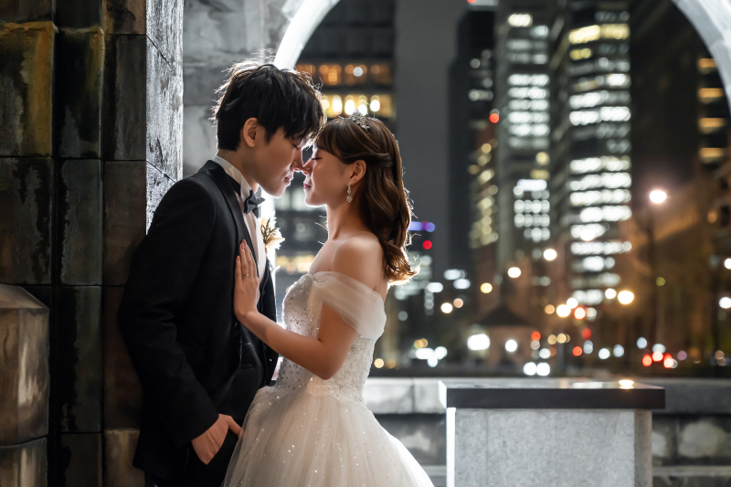 石壁にもたれながら顔を近づける夜景の中