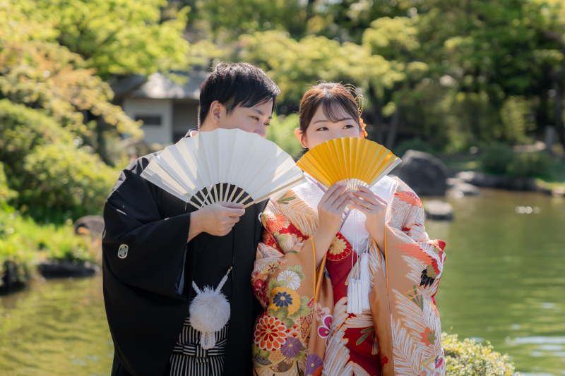 扇子に隠れる甘いひととき